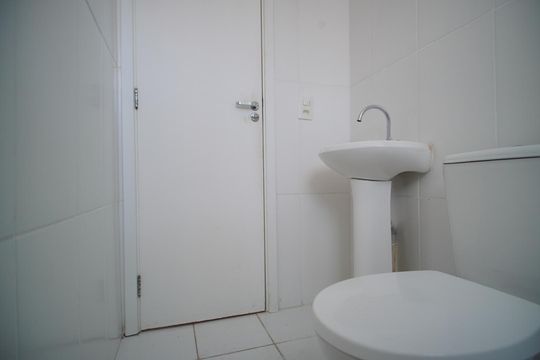 Banheiro da Suíte de apartamento à venda com 3 quartos, 60m² em Jardim Itu, Porto Alegre