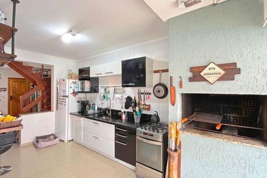 Cozinha de casa para alugar com 3 quartos, 129m² em Guarujá, Porto Alegre