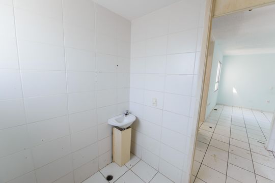 Banheiro de apartamento para alugar com 2 quartos, 50m² em Piracangaguá, Taubaté