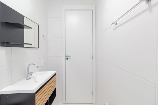 Banheiro de apartamento para alugar com 2 quartos, 33m² em Jardim Caravelas, São Paulo