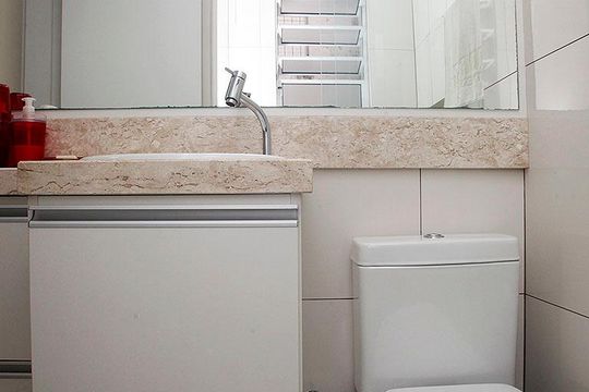 Banheiro de apartamento à venda com 1 quarto, 43m² em Menino Deus, Porto Alegre