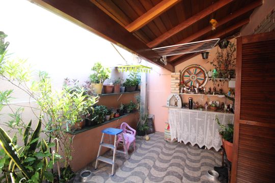 Quintal de casa à venda com 2 quartos, 132m² em Jardim Carvalho, Porto Alegre