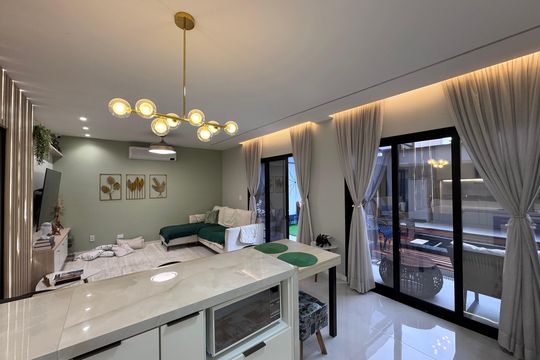 Sala de casa de condomínio à venda com 3 quartos, 217m² em Vargem Grande, Rio de Janeiro