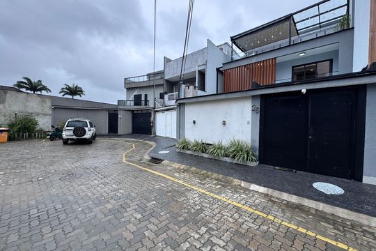 Fachada de casa de condomínio à venda com 3 quartos, 217m² em Vargem Grande, Rio de Janeiro