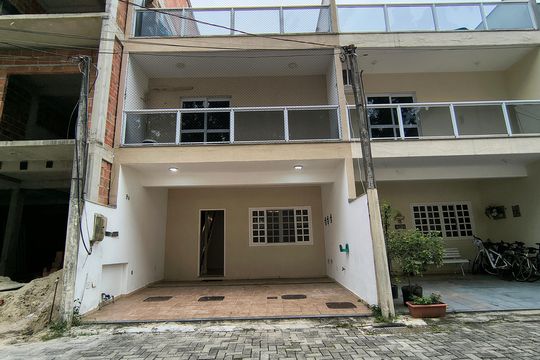 Fachada  de casa de condomínio à venda com 3 quartos, 130m² em Recreio dos Bandeirantes, Rio de Janeiro