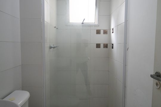 Banheiro de apartamento para alugar com 2 quartos, 48m² em Vila Pirajussara, São Paulo
