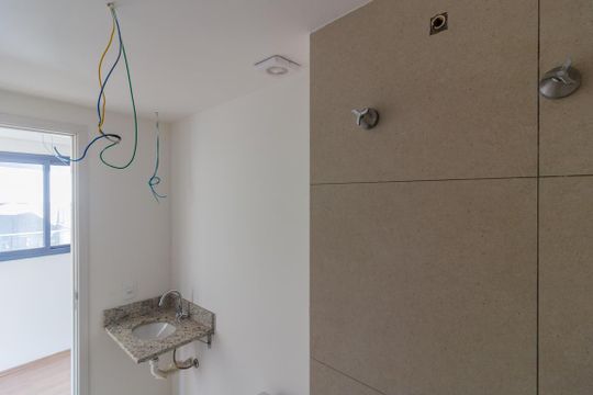 Banheiro de kitnet/studio à venda com 1 quarto, 33m² em Pinheiros, São Paulo