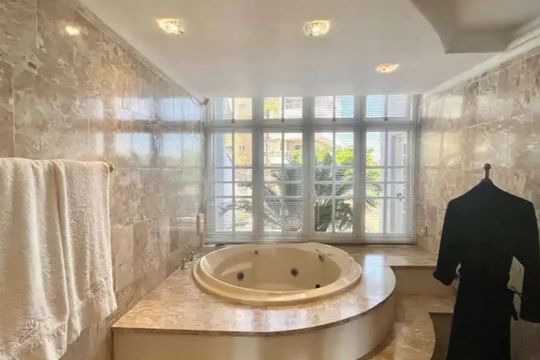 Banheiro de casa à venda com 3 quartos, 307m² em Menino Deus, Porto Alegre