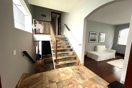 Casa à venda com 4 quartos, 450m² em Chácara Monte Alegre, São Paulo