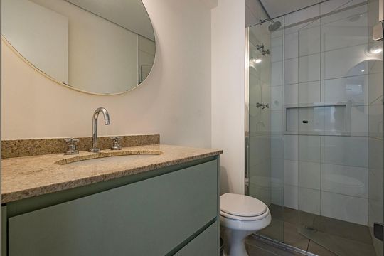 Banheiro de kitnet/studio à venda com 1 quarto, 24m² em Pinheiros, São Paulo