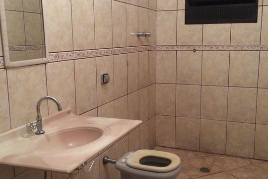 Banheiro de casa à venda com 3 quartos, 240m² em Vila Yolanda, Osasco