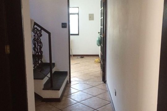 Escada de casa à venda com 3 quartos, 240m² em Vila Yolanda, Osasco