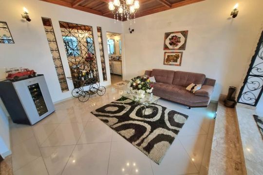 Casa à venda com 4 quartos, 224m² em Parque Imperial, São Paulo