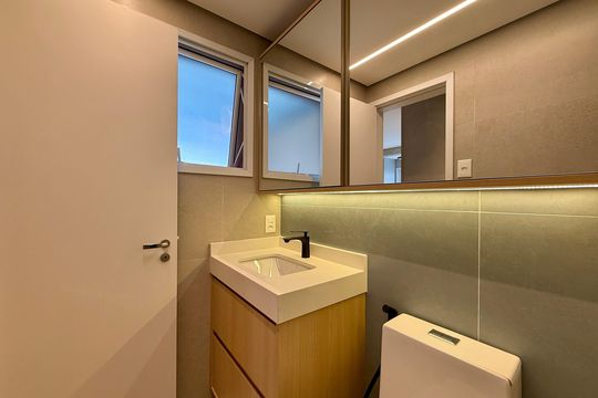 Banheiro Suíte  de apartamento à venda com 2 quartos, 140m² em Jardim Caravelas, São Paulo
