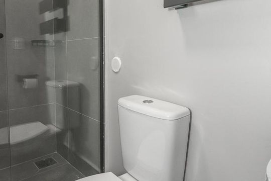 Banheiro de apartamento à venda com 1 quarto, 28m² em Boa Vista, Porto Alegre