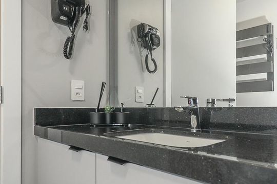 Banheiro de apartamento à venda com 1 quarto, 28m² em Boa Vista, Porto Alegre