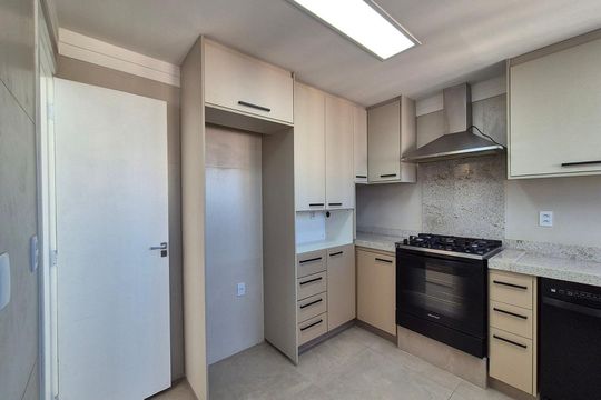 Cozinha de apartamento para alugar com 3 quartos, 206m² em Cambuí, Campinas