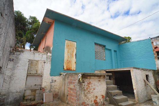 Fachada de casa à venda com 2 quartos, 360m² em Cristal, Porto Alegre