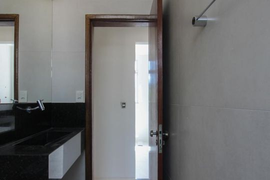 Banheiro Social 1 de apartamento para alugar com 2 quartos, 67m² em São João Batista, Belo Horizonte