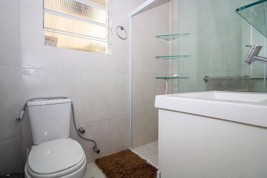 Banheiro de apartamento para alugar com 2 quartos, 52m² em Centro Histórico, Porto Alegre