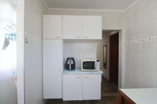 Cozinha de apartamento para alugar com 1 quarto, 65m² em Vila Alzira, Guarujá