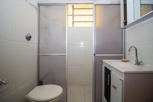 Banheiro de apartamento para alugar com 2 quartos, 70m² em Auxiliadora, Porto Alegre