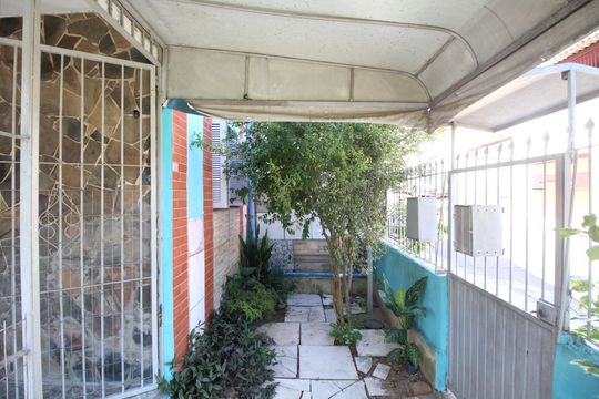 Quintal de casa à venda com 4 quartos, 210m² em Mário Quintana, Porto Alegre