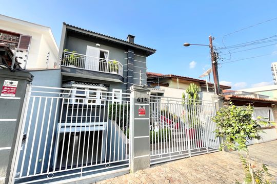 Fachada de casa à venda com 5 quartos, 480m² em Água Fria, São Paulo
