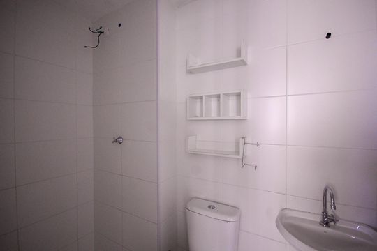 Banheiro  de apartamento à venda com 2 quartos, 33m² em Parque Fongaro, São Paulo