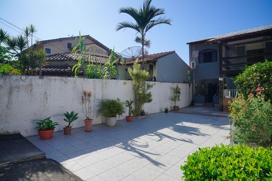 Quintal de casa à venda com 5 quartos, 400m² em Itaipu, Niterói