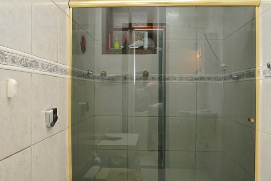 Banheiro do Quarto 2 de casa à venda com 5 quartos, 400m² em Itaipu, Niterói