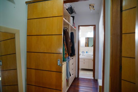Closet de casa à venda com 5 quartos, 400m² em Itaipu, Niterói