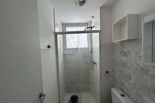 Banheiro de apartamento para alugar com 2 quartos, 45m² em Pavuna, Nilópolis