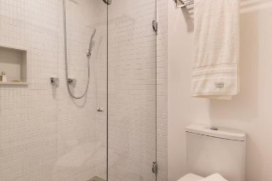 Banheiro de apartamento à venda com 1 quarto, 28m² em Pinheiros, São Paulo