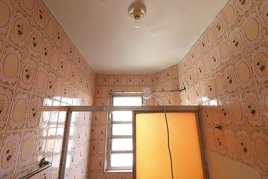 banheiro  de apartamento à venda com 1 quarto, 36m² em Floresta, Porto Alegre