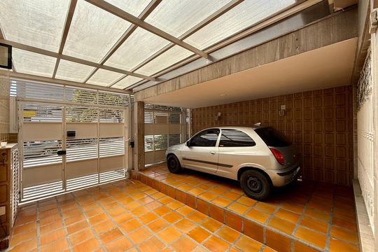 Garagem de casa à venda com 3 quartos, 137m² em Jardim Aeroporto, São Paulo