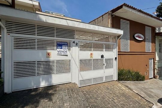Fachada de casa à venda com 3 quartos, 137m² em Jardim Aeroporto, São Paulo