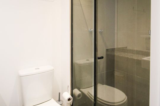 Banheiro de kitnet/studio para alugar com 1 quarto, 28m² em Moema, São Paulo