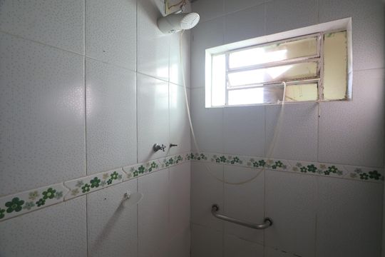 Banheiro  de casa à venda com 4 quartos, 160m² em Fátima, Canoas