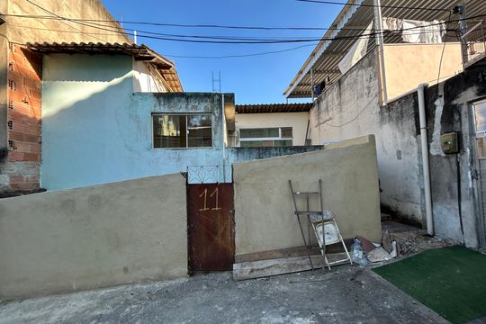 Fachada de casa para alugar com 1 quarto, 63m² em Vila Valqueire, Rio de Janeiro