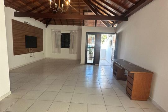 Casa de Condomínio para alugar com 3 quartos, 380m² em Rio do Ouro, São Gonçalo