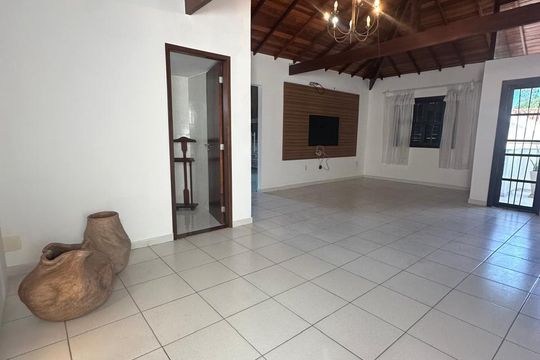 Casa de Condomínio para alugar com 3 quartos, 380m² em Rio do Ouro, São Gonçalo