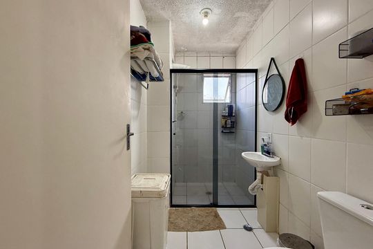 Banheiro  de apartamento à venda com 2 quartos, 49m² em Jardim São Luís, São Paulo