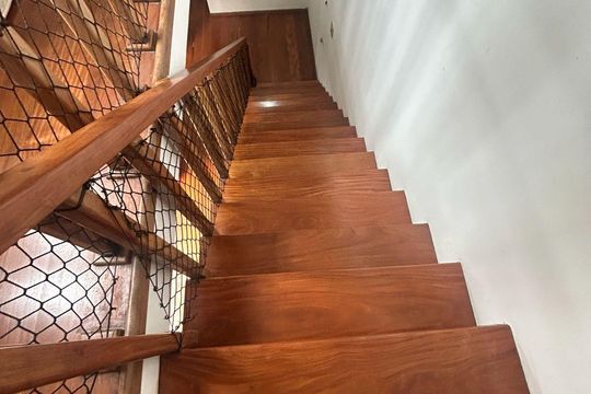 Escada de casa para alugar com 4 quartos, 319m² em Baeta Neves, São Bernardo do Campo
