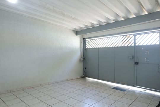 Garagem de casa à venda com 3 quartos, 135m² em Itaquera, São Paulo