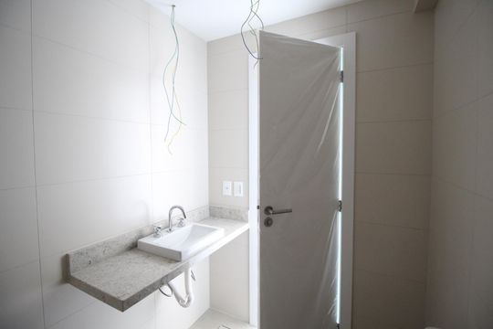 Banheiro da Suíte 1 de apartamento para alugar com 2 quartos, 79m² em Petrópolis, Porto Alegre