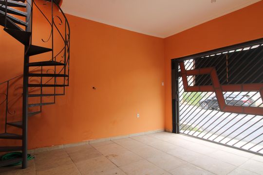 Garagem de casa para alugar com 4 quartos, 262m² em Jardim Danfer, São Paulo