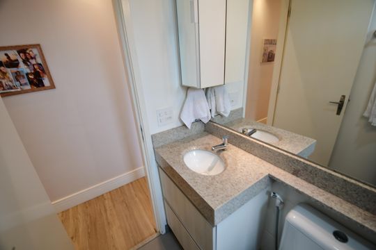 Banheiro de apartamento à venda com 2 quartos, 50m² em Jardim Myrian Moreira da Costa, Campinas