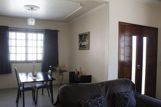 Sala de casa de condomínio à venda com 3 quartos, 300m² em Tanque, Rio de Janeiro