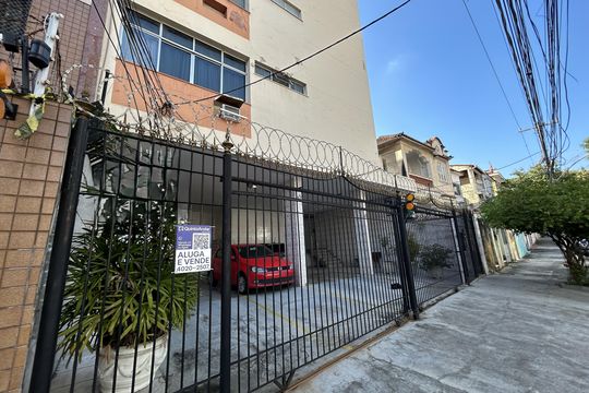 Fachada + plaquinha de apartamento à venda com 2 quartos, 72m² em Méier, Rio de Janeiro